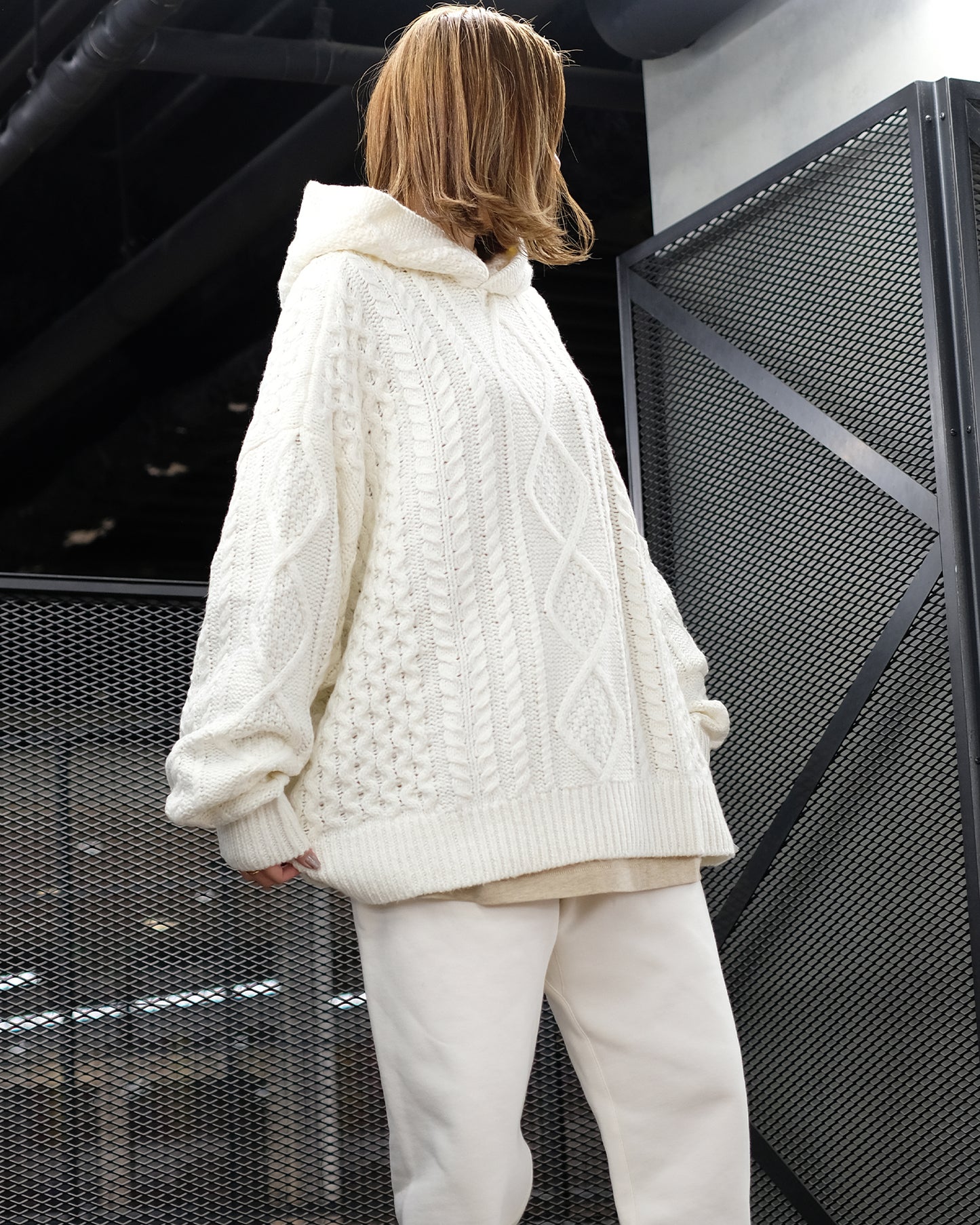 CABLE KNIT HOODIE (ニットパーカー) Cloud Dancer