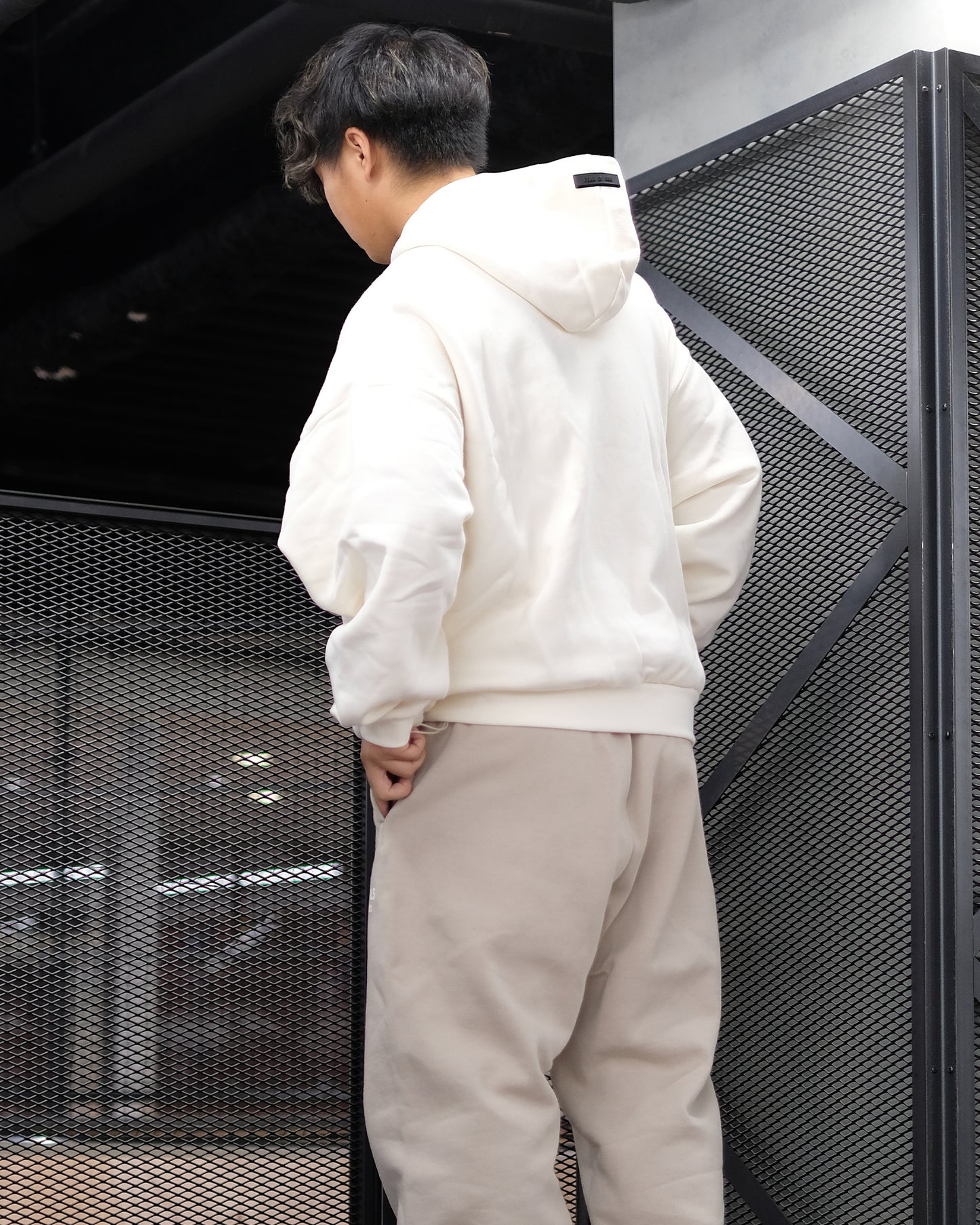 ESSENTIALS HOODIE (プルオーバーパーカー) Cloud Dancer