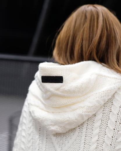 CABLE KNIT HOODIE (ニットパーカー) Cloud Dancer
