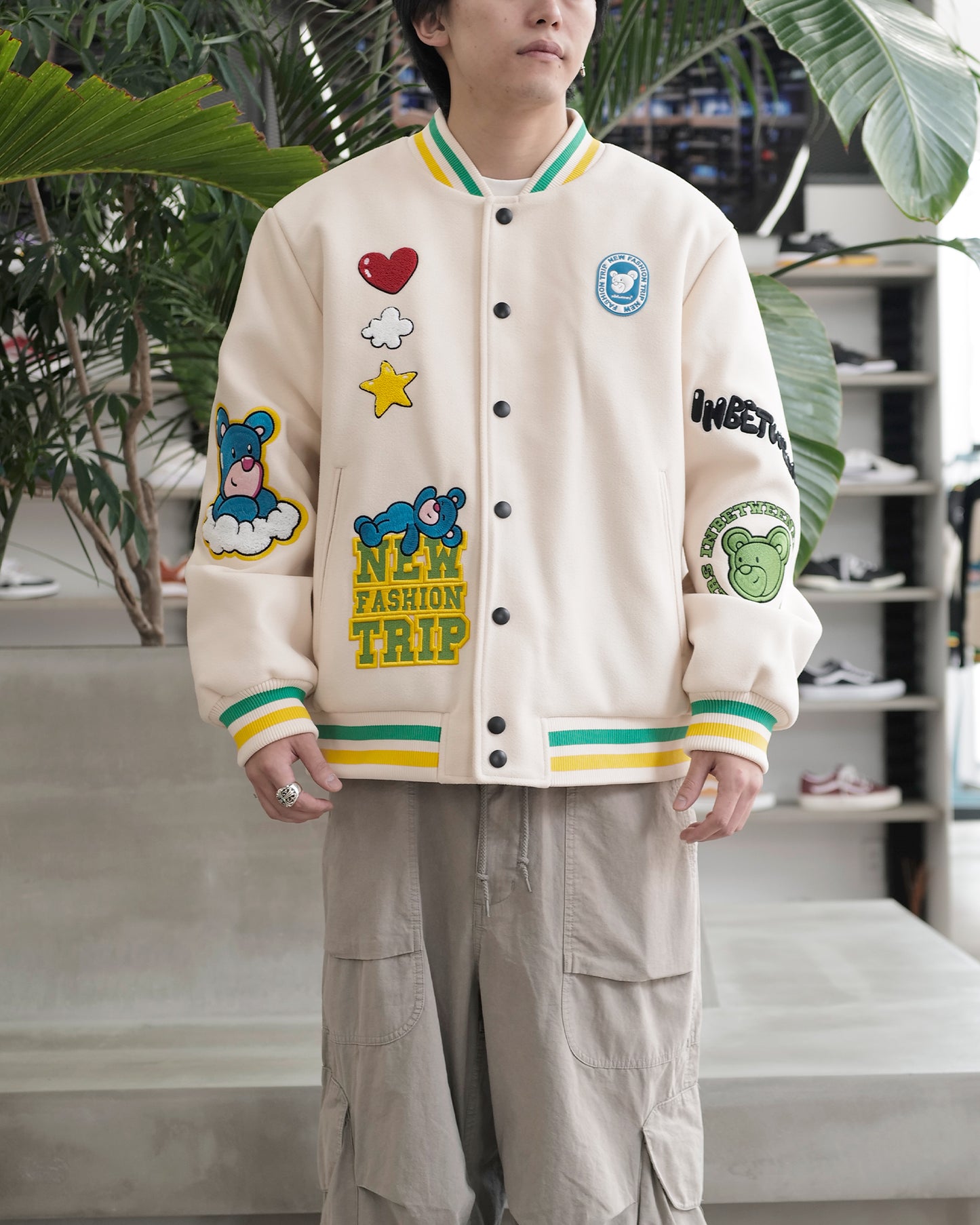 インビトゥイナーズ/COLLEGE JACKET UNISEX/ジャケット/Cream