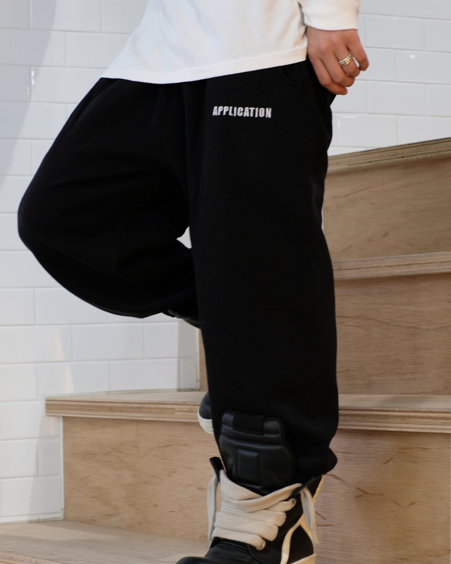 APP exclusive logo box sweat pants